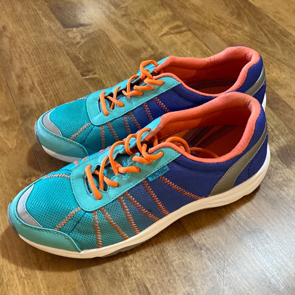 Reposhing these Vionic athletic shoes, Size 9
